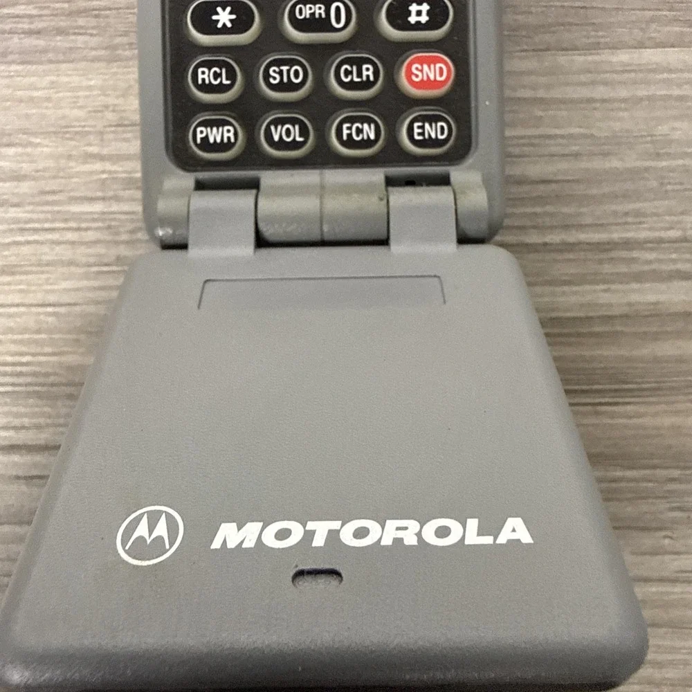 Motorola MicroTAC 650 Vintage Cellular FlipPhone Gray 34017NARSA Retro Prop Rare